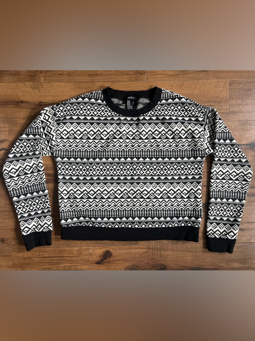 ❄️☃️ Forever 21 Black & White Geometric Crewneck Sweater